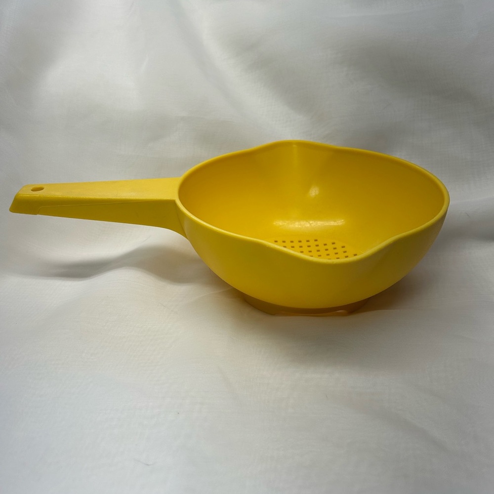 Vtg Tupperware strainer yellow